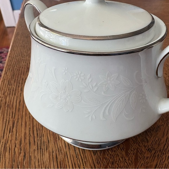 Noritake Ranier Pattern Sugar Bowl White and Platinum - Picture 2 of 5